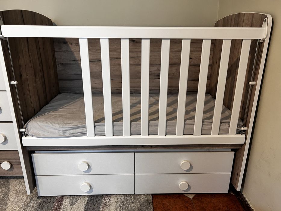 Дървена кошара с люлеещ механизъм