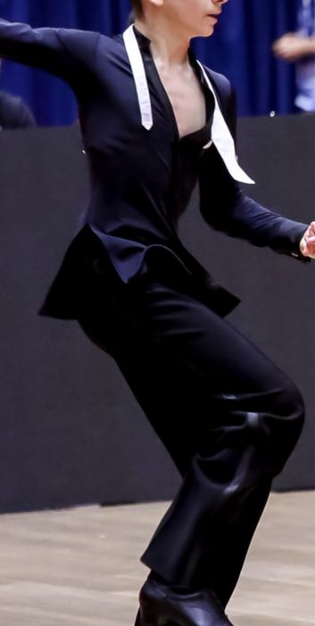 Tinute latino baiat, dans sportiv