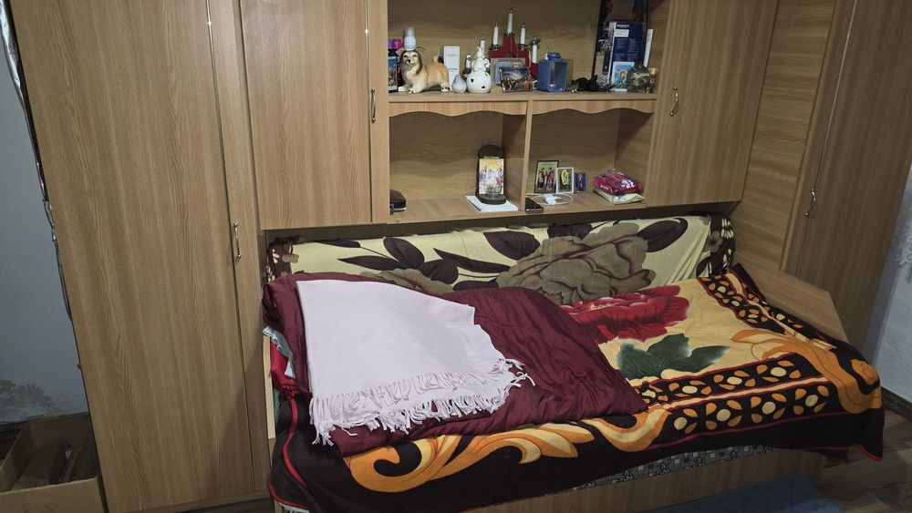 Biblioteca cu pat și dulapuri