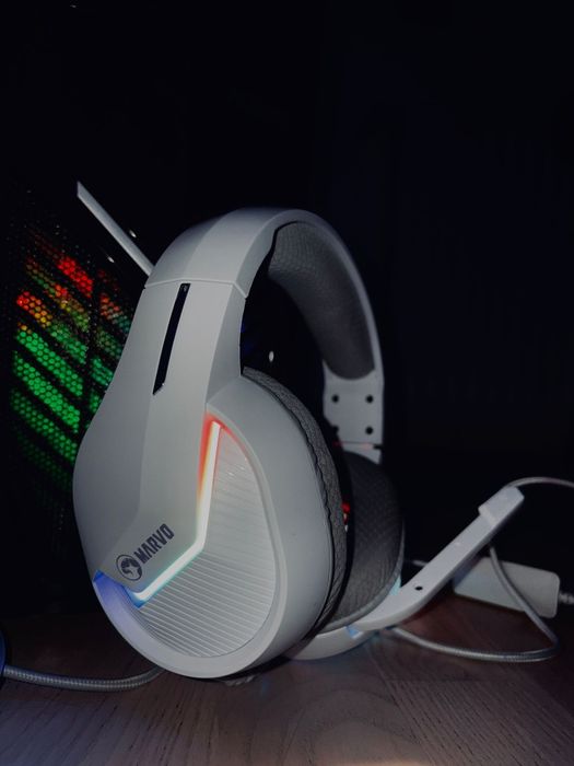 Calculator de Gaming cu căști, mouse și webcam