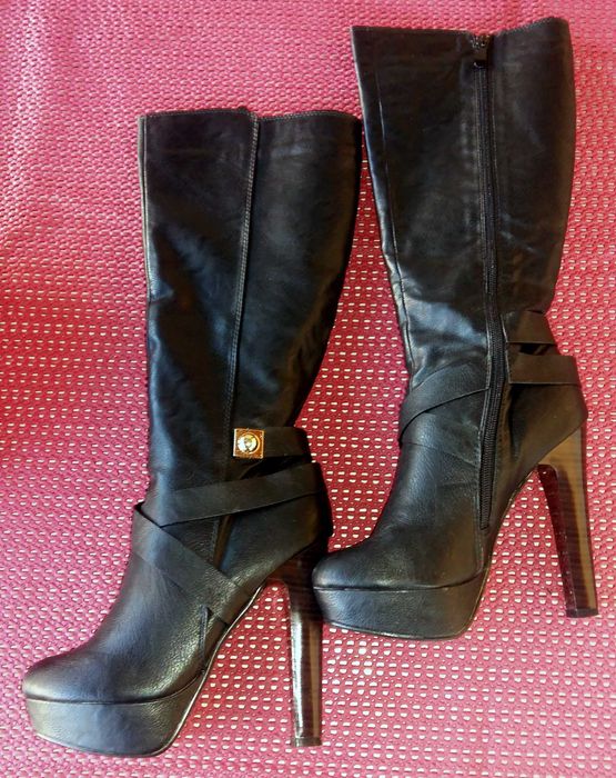 Vînd cizme înalte din piele ecologică mărimea 37.