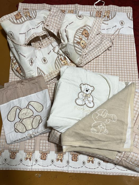 Бортики и игрушки в кроватку