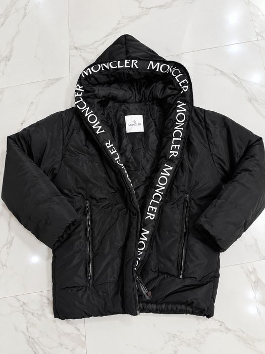 Geacă Moncler neagră cu glugă – model cu logo interior