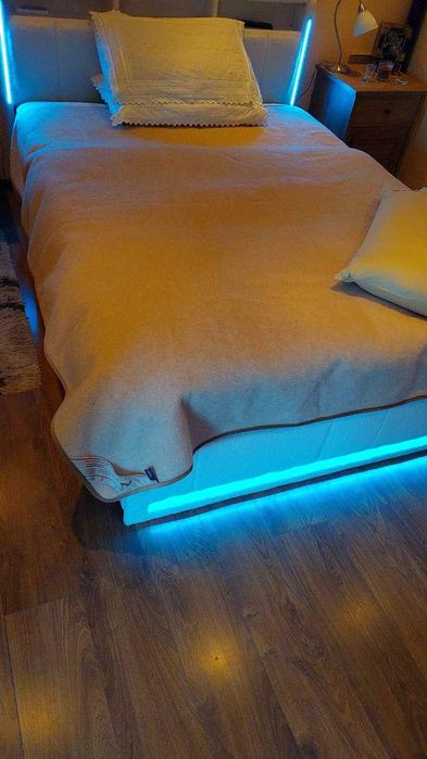 Чисто ново тапицирано легло с LED светлини с размер 140/200 см