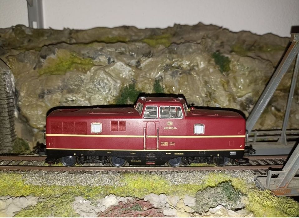 Locomotiva roco BR 280
Lumini frontale alb/roșu 
Dotată cu decodor dig