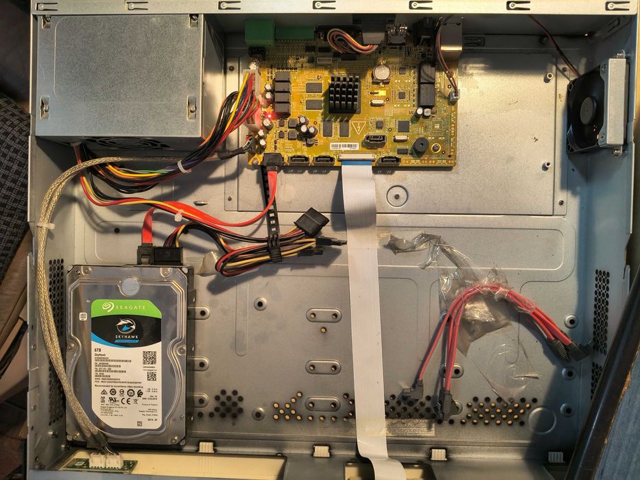 NVR 16 Canale Hikvision DS-7716NI-I4 + HDD 6TB Seagate Skyhawk