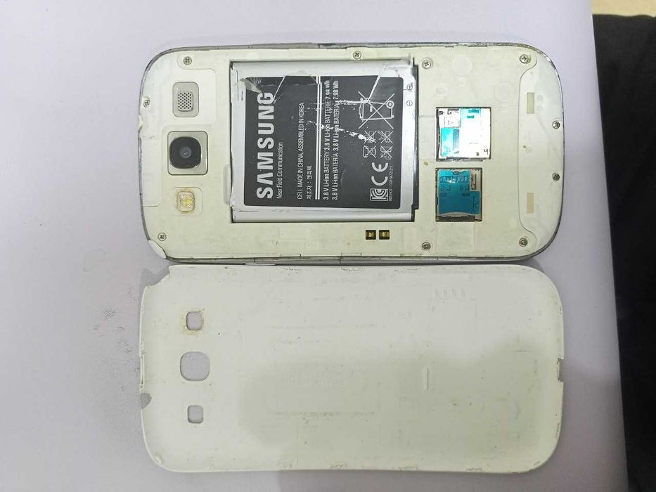 Samsung Galaxy S III zapchastga. Ekran singan plata yaxshi ishlaydi