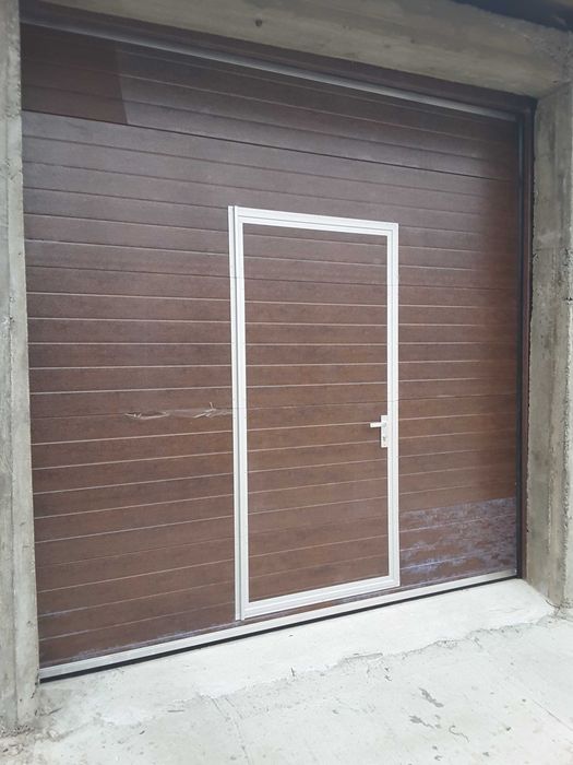 Секционни гаражни врати