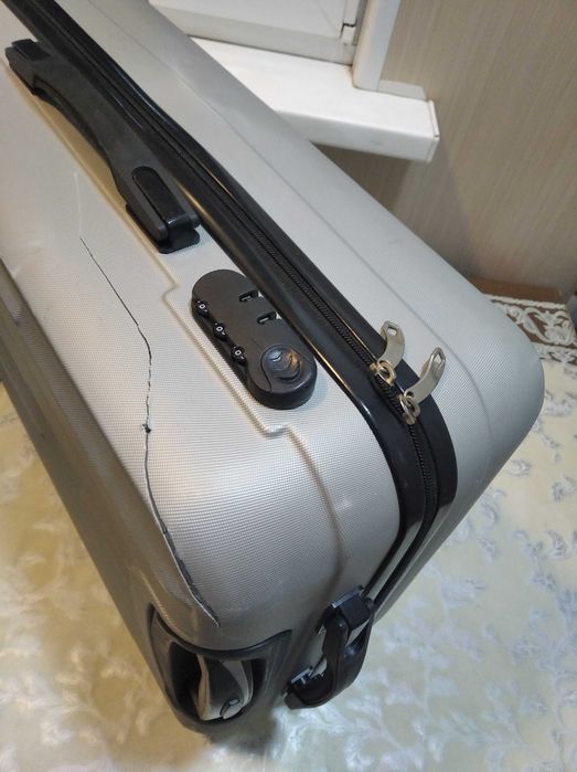 Дорожный чемодан на колесах.