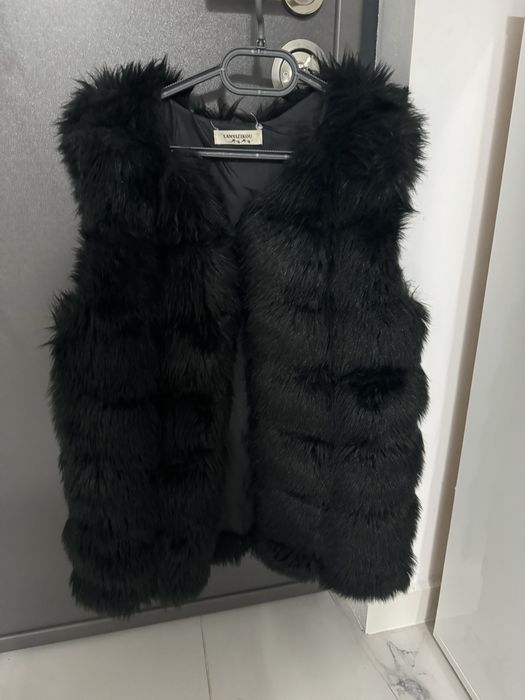 Vesta de blana de culoarea negru marimeaS-M