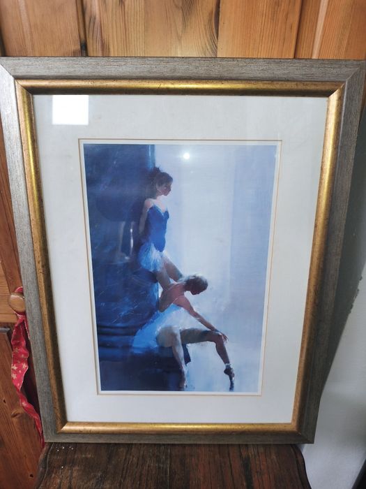 Tablou cu ramă aurie și sticlă protectoare