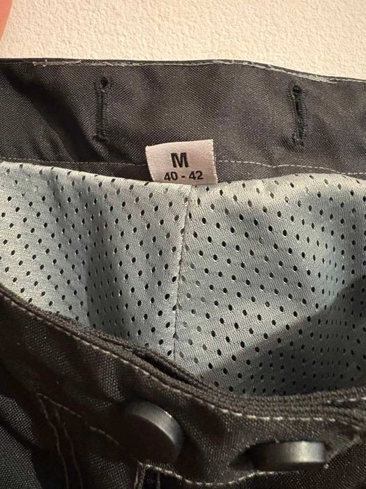 Pantaloni moto Polo Road in stare foarte buna, cu ventilatii si protectii genunchi, marimea M 40-42