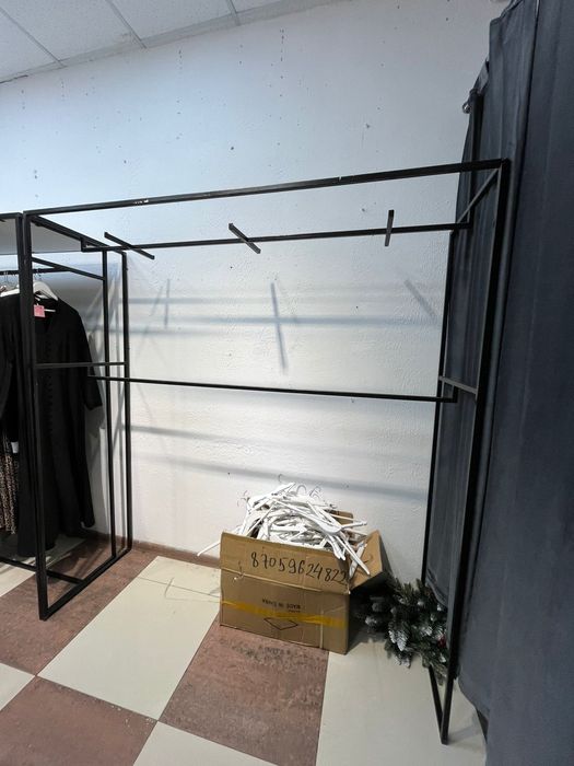 Подам напольные торговые стойки