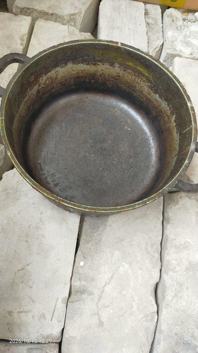 Продам казан с крышкой.