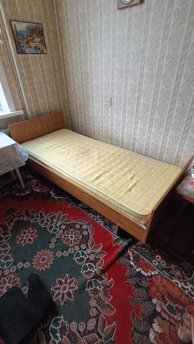 Кровать с матрацем.