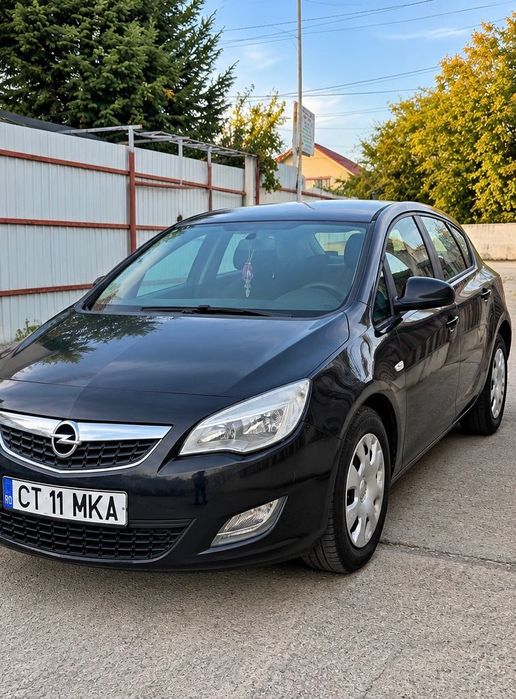 Vând Opel astra J 2011