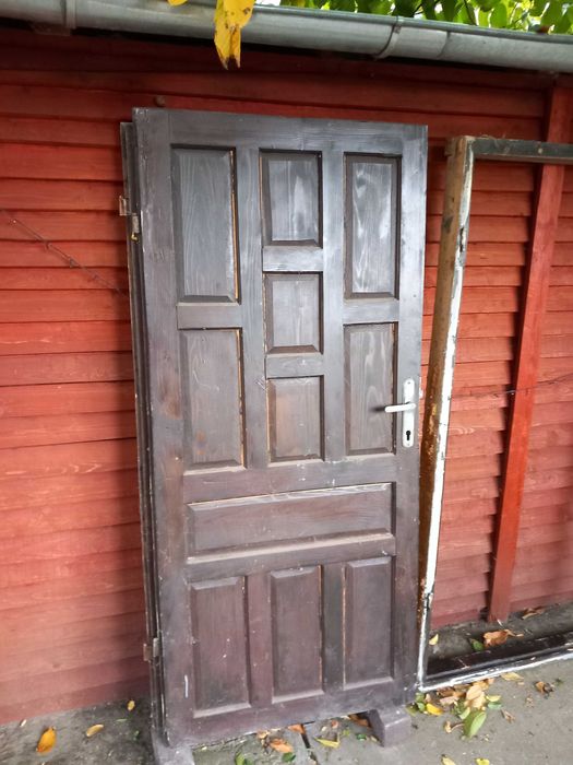 Vand 2 usi de lemn stare foarte buna cu tot cu tocurii