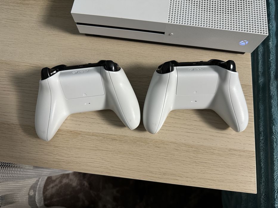 Продам XBOX ONE S 1Tr 2 геймпада