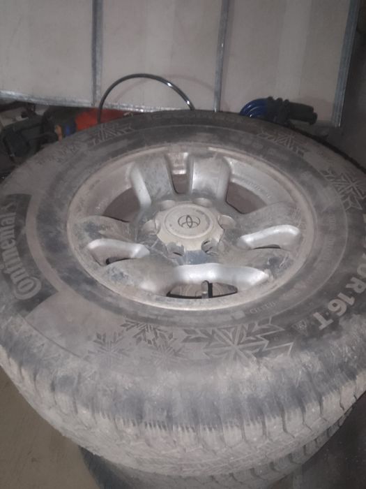 Колеса заборе  зима