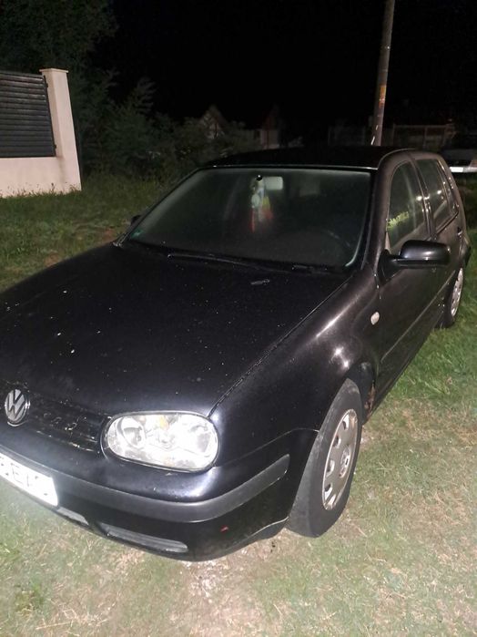 Vand golf 4 pentru dezmembrat motor defect
