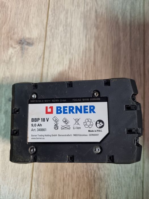 Vând acumulatori millwaukee