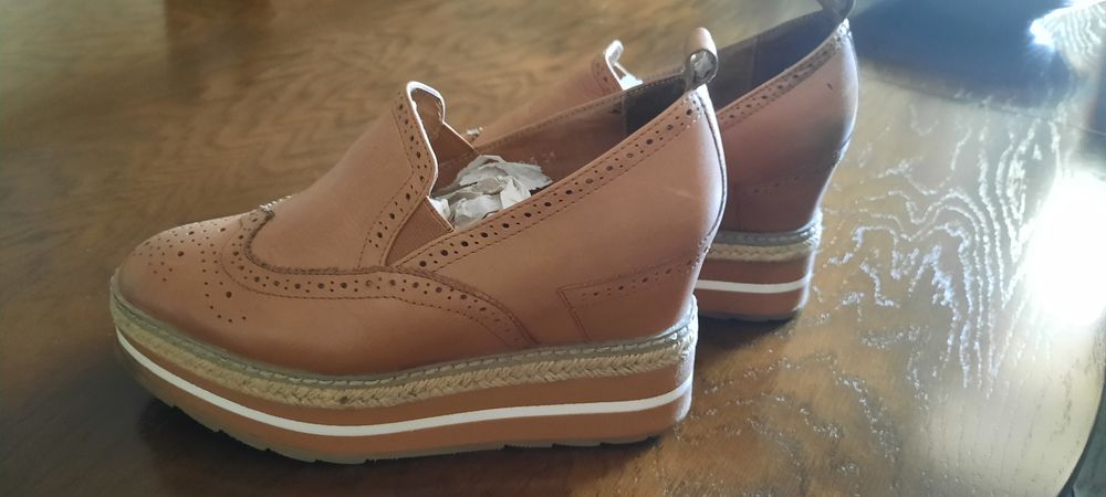 Продам туфли на высокой платформе