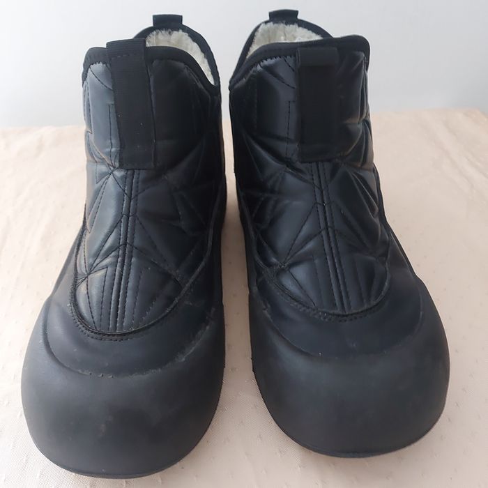 Vind ghete noi marimea 37.