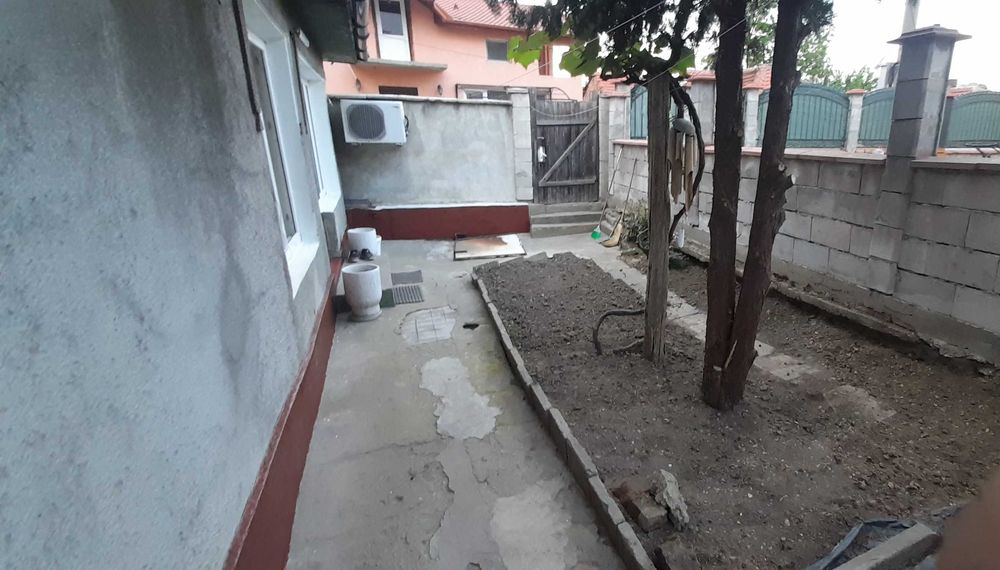 Продавам къща с дворно място