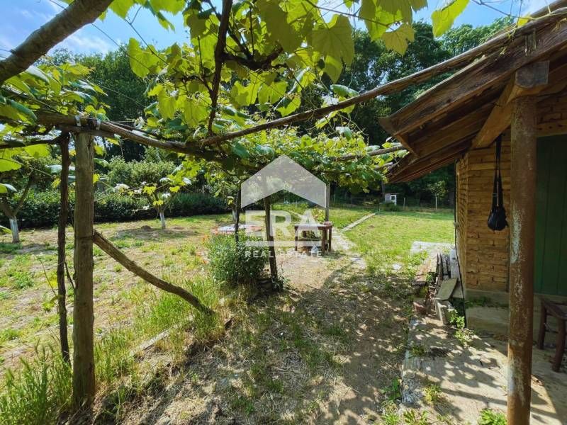 Урегулиран поземлен имот за продажба, със законна постройка, ток и два