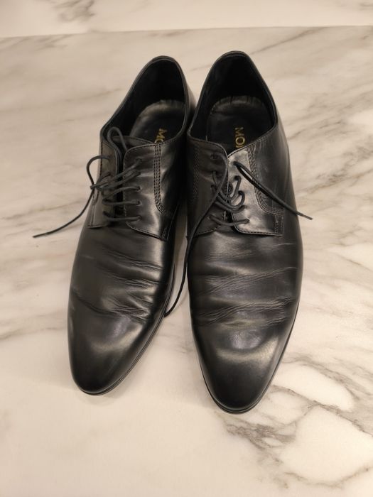 Продавам черен  костюм MONNI