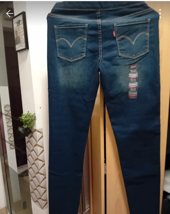 Blugi noi cu eticheta marimea s