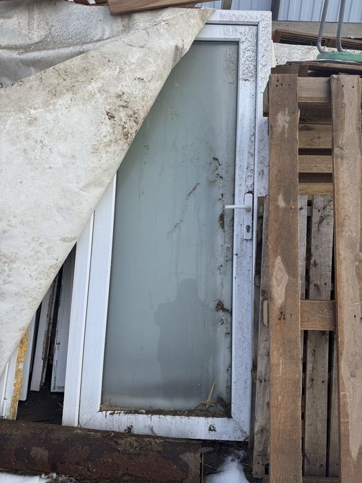 Продается пластиковый дверь бу