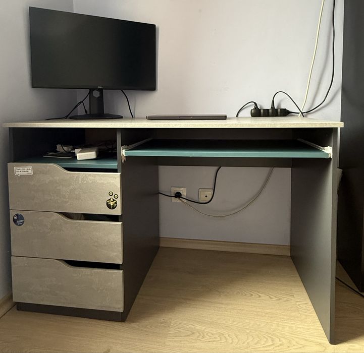 Бюро с чекмеджета и плот за клавиатура