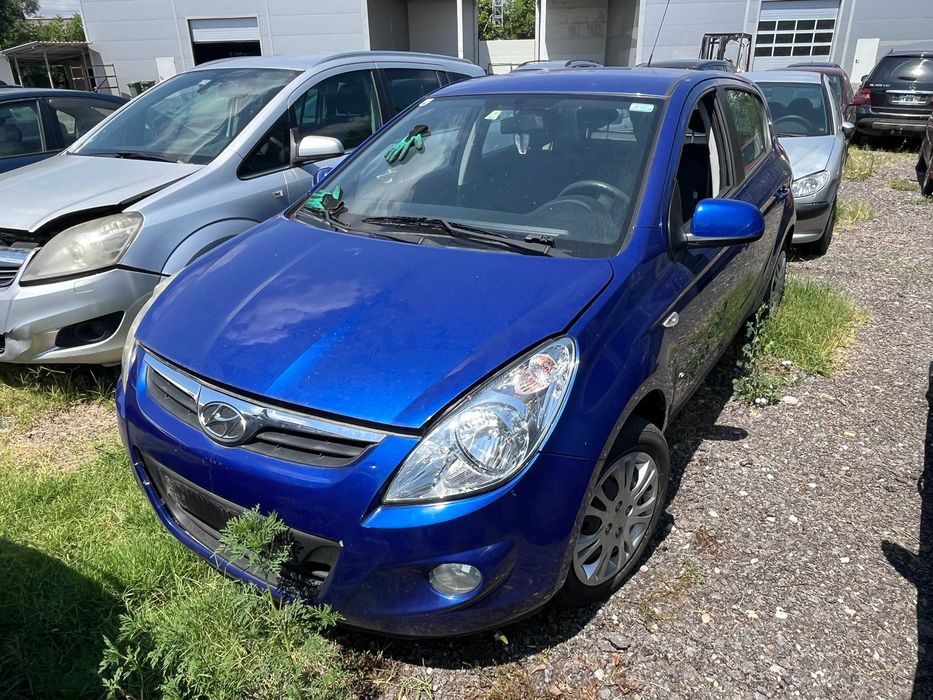 Dezmembrez Hyundai I20 1,2 benzina albastru 2009