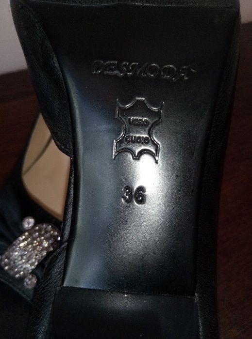 Женские модельные туфли из кожи .