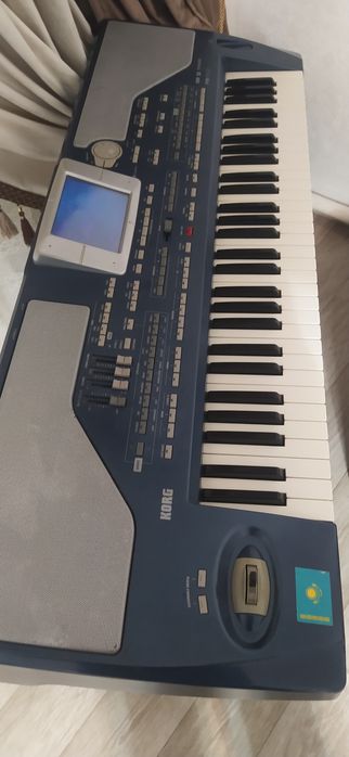 Продам сентезатор корг па 800