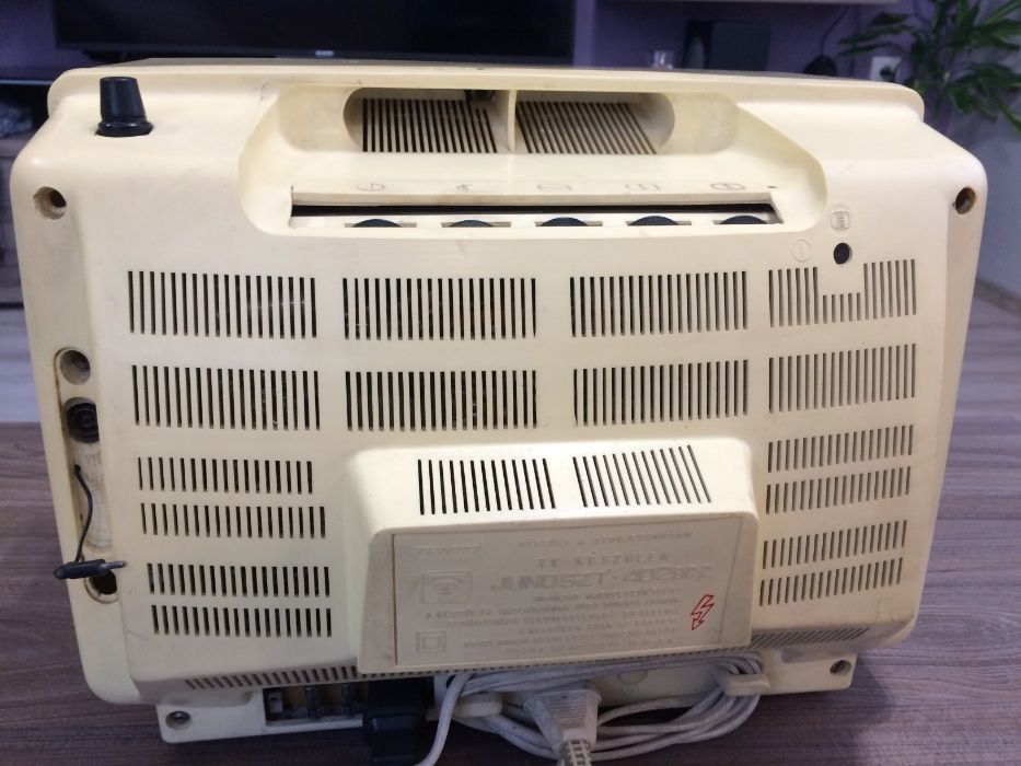 Портативен телевизор "JUNOSZT - 402BC-2" - чернобял