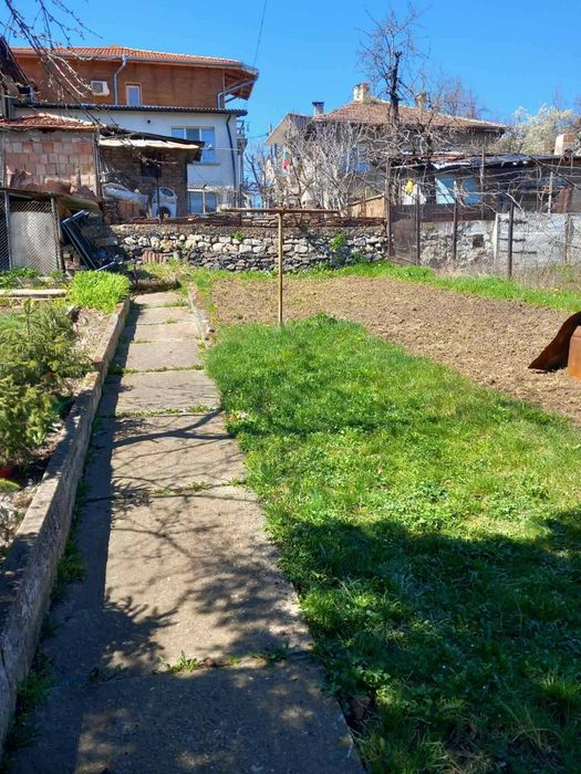 Продавам двуетажна къща в гр. Перник кв. Ралица