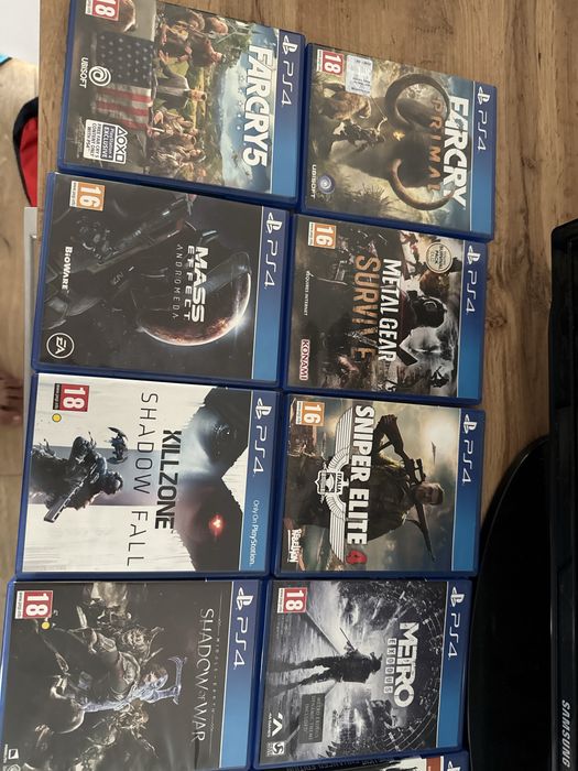 Playstation 4 la pachet cu 2 joystick uri+volan+ pedale+20 jocuri