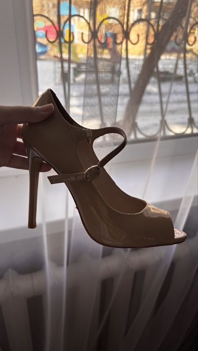 Отдам даром женские туфли