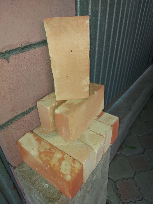 Красный кирпич
Ищете надёж