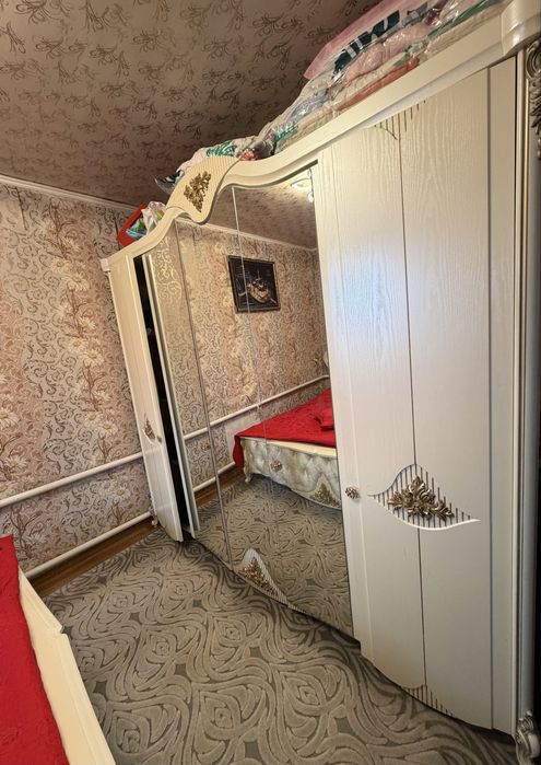 Спальный гарнитур срочно продам