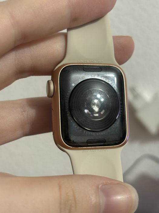 Продам apple watch se 40мм