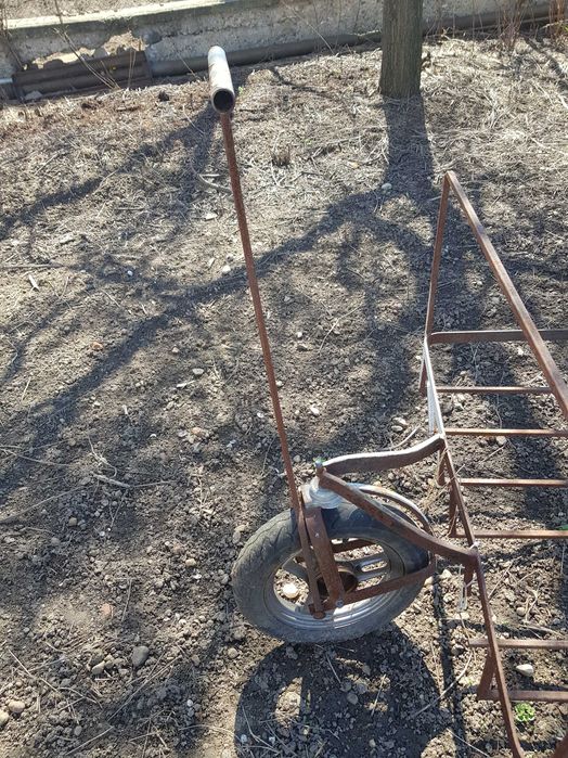 Продавам количка за багаж. за стелажи за мартеници.