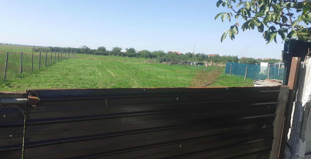 Teren Leș la drumul principal