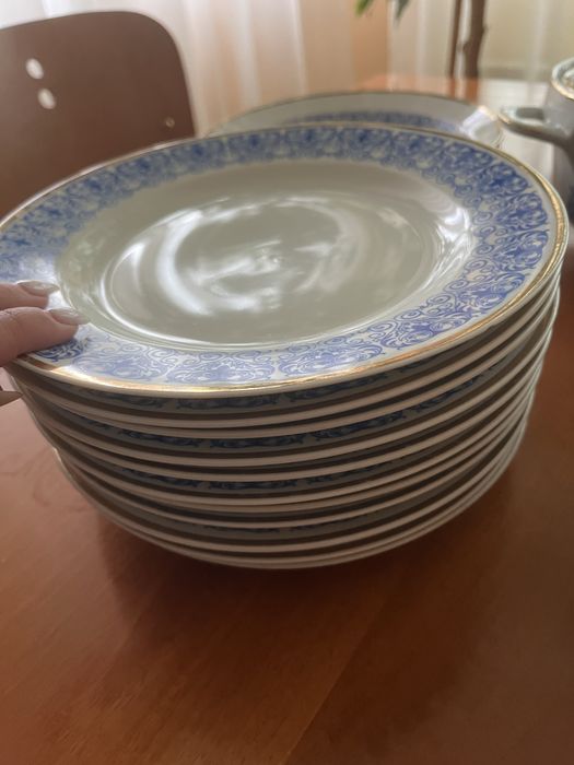 Порцеланов сервиз за хранене със златен кант произведен в България