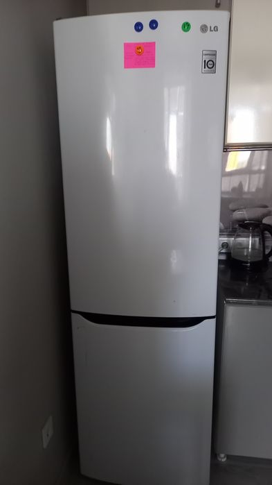 Холодильник двухкамерный.