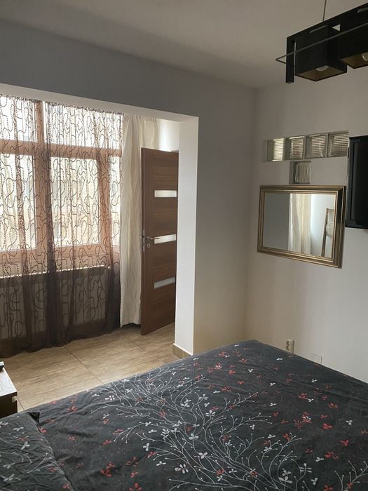 Se închiriază apartament 3 camere, zona PECO, loc de parcare inclus