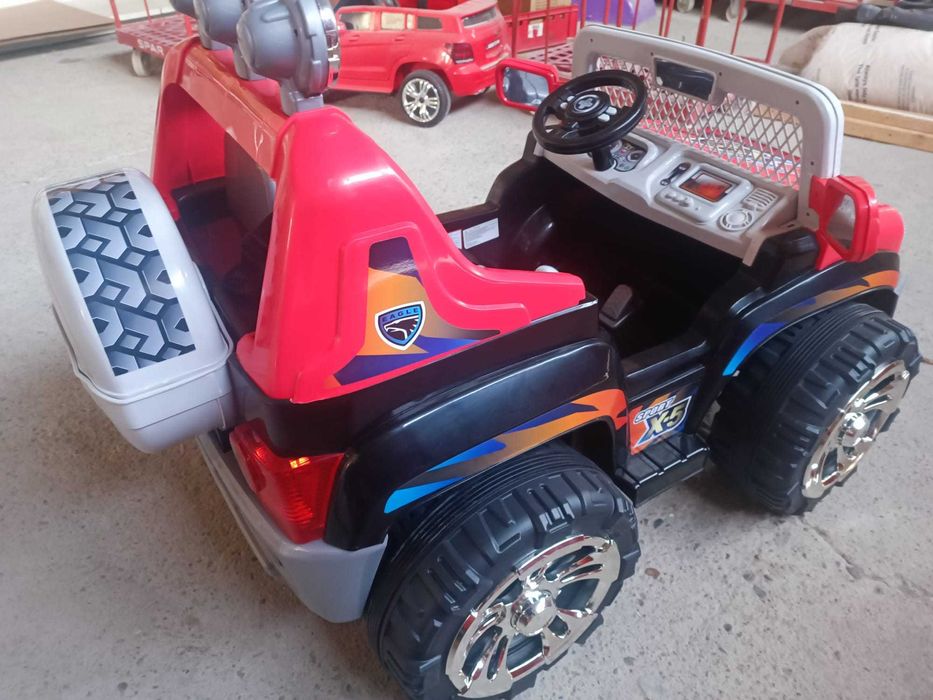 Mașinuță electrică jeep de teren, roșu, 2 locuri, roti mari - ca nouă!