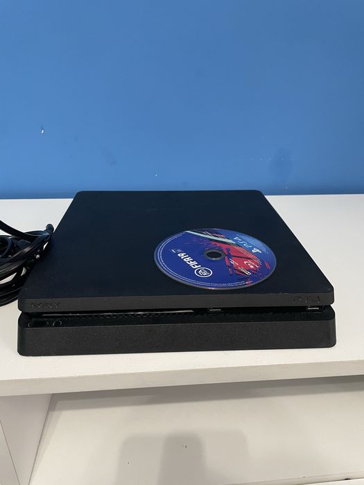 PlayStation 4 Slim + 1 controller+ Fifa 19